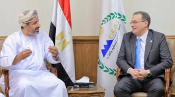 رئيس الهيئة المركزية للتنظيم والإدارة يناقش مع وزير العمل العماني سبل تعزيز التعاون المشترك