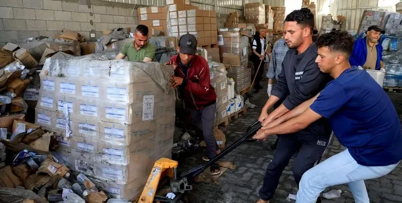 تفاصيل الشحنة الأولى من المساعدات التي وصلت إلى غزة منذ الثاني من مارس الماضي تفاصيل الشحنة الأولى من المساعدات التي وصلت إلى غزة منذ الثاني من مارس الماضي