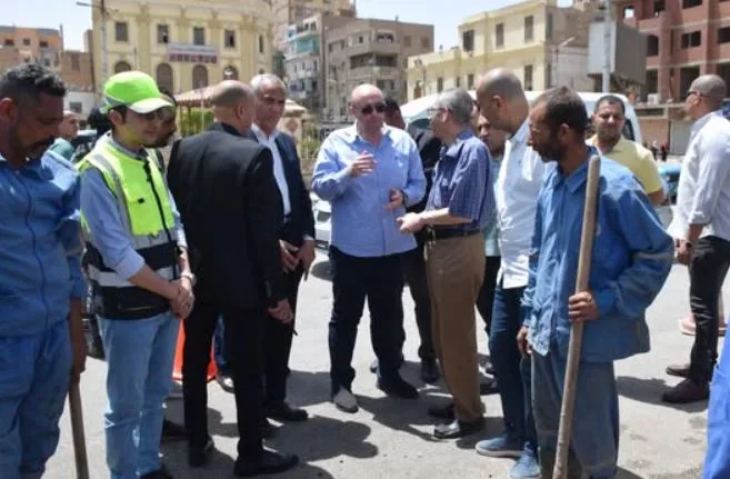 محافظ بني سويف يتابع إصلاح تسريب مياه بميدان المديرية