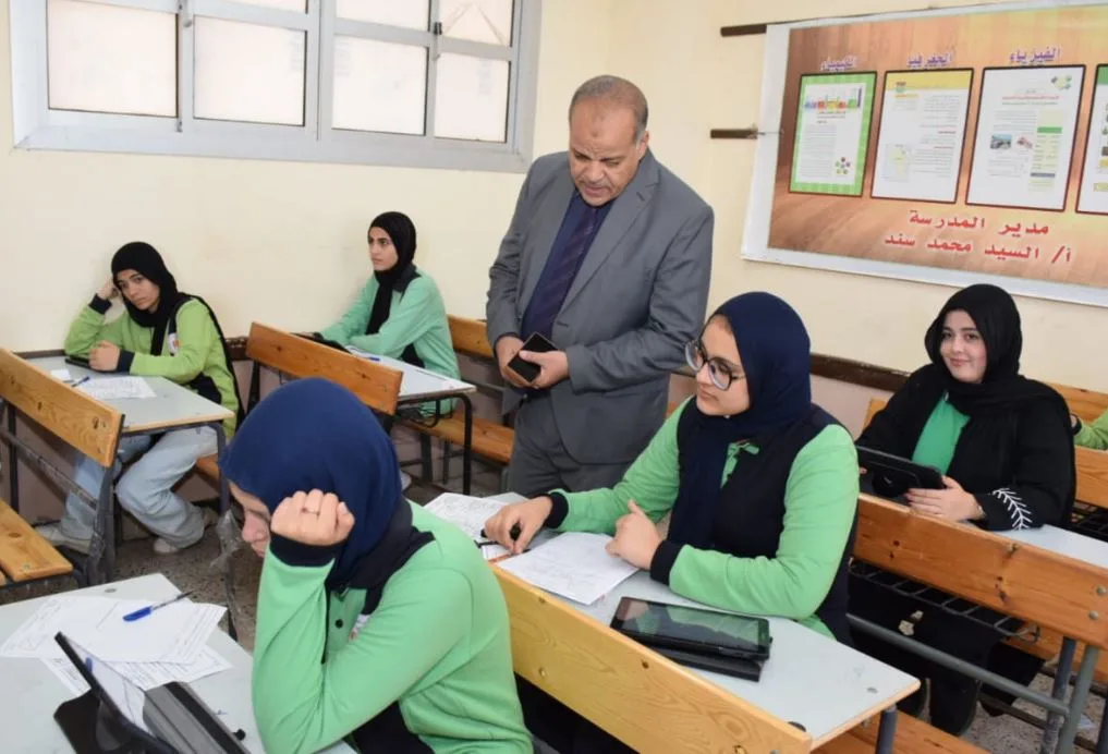 وكيل وزارة التعليم في بورسعيد يراقب امتحانات نهاية السنة بمدارس بحر البقر وكيل وزارة التعليم في بورسعيد يراقب امتحانات نهاية السنة بمدارس بحر البقر