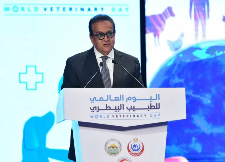 وزير الصحة: الأطباء البيطريون يلعبون دوراً كبيراً في safeguarding صحة الحيوانات ورفع مستوى صحة الإنسان. وزير الصحة: الأطباء البيطريون يلعبون دوراً كبيراً في safeguarding صحة الحيوانات ورفع مستوى صحة الإنسان.