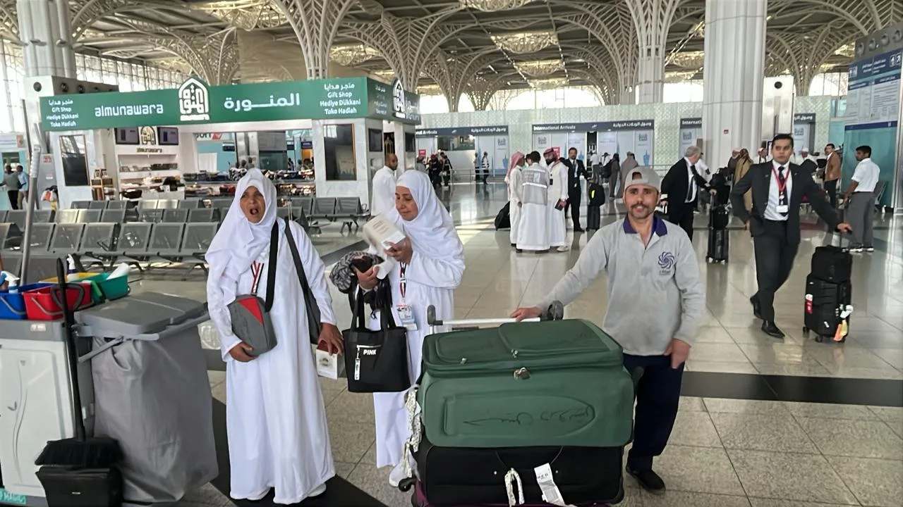 وفود الحج السياحي: دخول أكثر من 17 ألف حاج إلى الأراضي المقدسة مع إشراف دقيق على الشركات المنظمة. وفود الحج السياحي: دخول أكثر من 17 ألف حاج إلى الأراضي المقدسة مع إشراف دقيق على الشركات المنظمة.