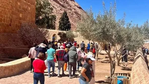 573 سائحًا في زيارة للمقدسات الدينية بسانت كاترين