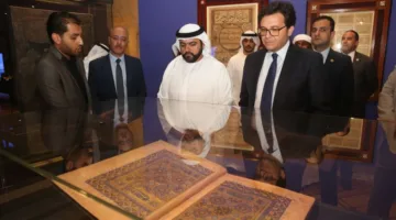وزير الثقافة يستقبل ولي عهد الفجيرة لمناقشة التعاون والحفاظ على التراث، ويأخذه في جولة داخل دار الكتب.