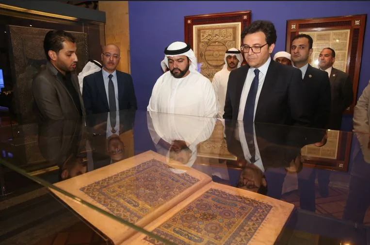 وزير الثقافة يستقبل ولي عهد الفجيرة لمناقشة التعاون والحفاظ على التراث، ويأخذه في جولة داخل دار الكتب. وزير الثقافة يستقبل ولي عهد الفجيرة لمناقشة التعاون والحفاظ على التراث، ويأخذه في جولة داخل دار الكتب.