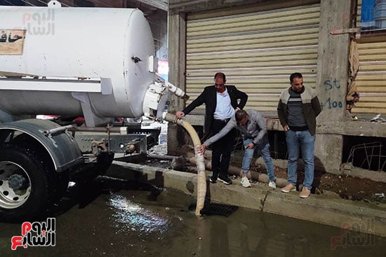 جهود مكثفة لرفع مياه الأمطار من الشوارع بمحافظة كفر الشيخ (4)