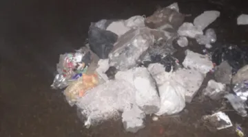 أفراد مجهولون يتسببون في إلحاق الضرر بطريق السادات في أسوان بعد تجديده.