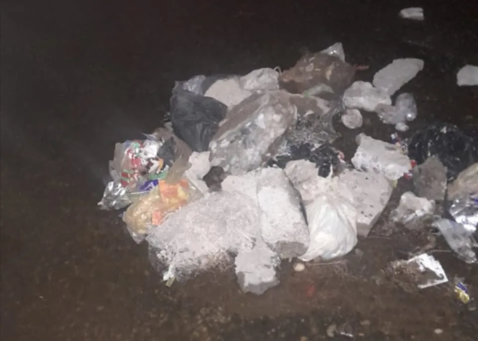 أفراد مجهولون يتسببون في إلحاق الضرر بطريق السادات في أسوان بعد تجديده. أفراد مجهولون يتسببون في إلحاق الضرر بطريق السادات في أسوان بعد تجديده.