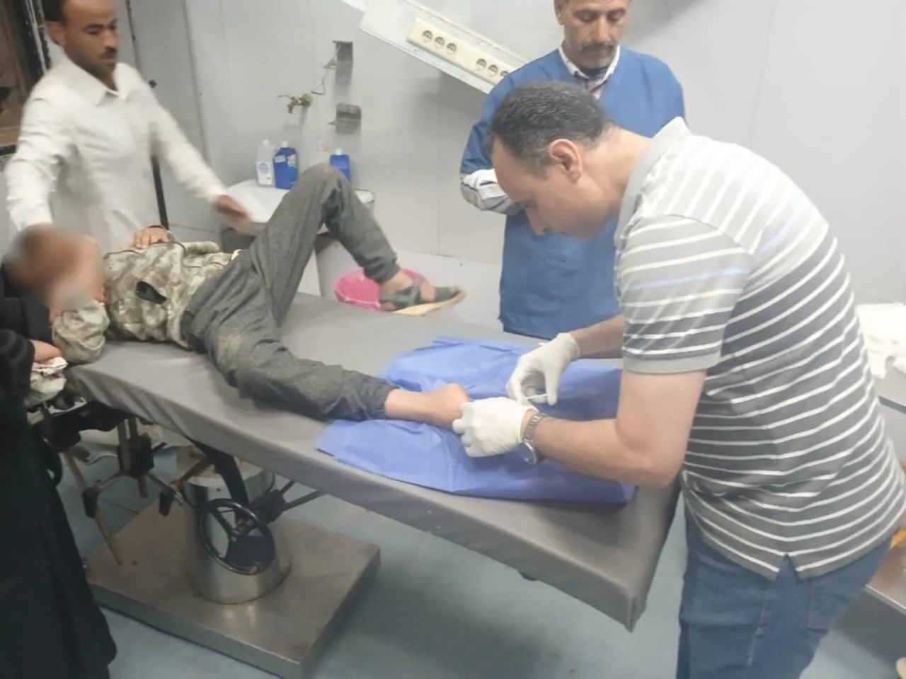 وكيل وزارة الصحة في الشرقية يقوم بإجراء عملية جراحية لطفل في مستشفى أبو حماد المركزي بعد عدم وجود أطباء في قسم الطوارئ وكيل وزارة الصحة في الشرقية يقوم بإجراء عملية جراحية لطفل في مستشفى أبو حماد المركزي بعد عدم وجود أطباء في قسم الطوارئ
