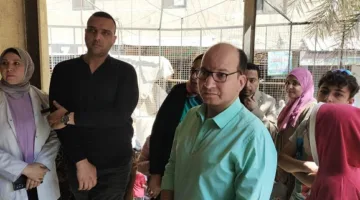رئيس قطاع الصحة في القاهرة يعبر عن استيائه من ازدحام المواطنين أمام مركز طبي الأمل ويدعو لفتح 3 نوافذ لتذاكر الخدمة لتخفيف الازدحام.