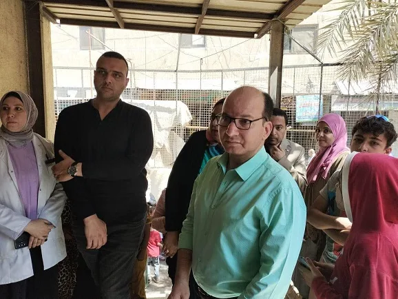 رئيس قطاع الصحة في القاهرة يعبر عن استيائه من ازدحام المواطنين أمام مركز طبي الأمل ويدعو لفتح 3 نوافذ لتذاكر الخدمة لتخفيف الازدحام.