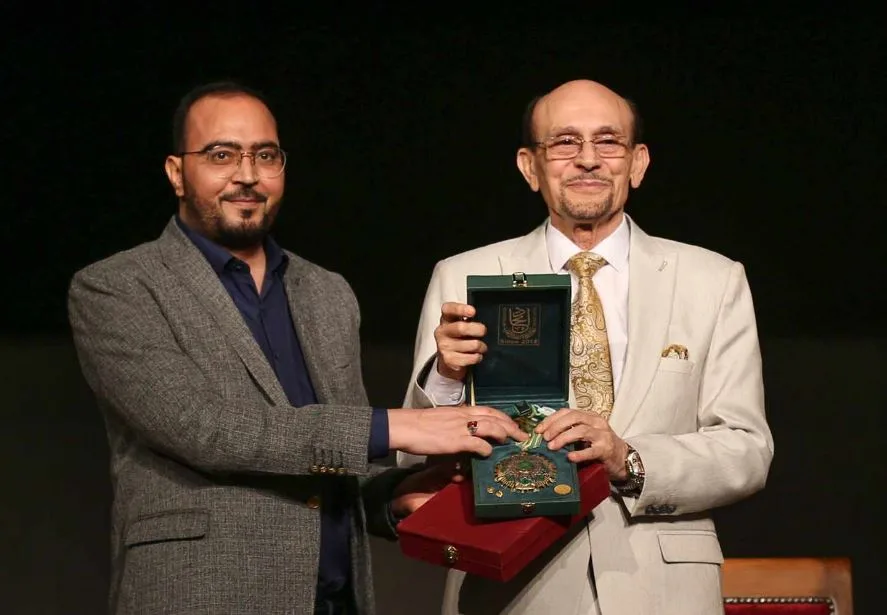 تكريم محمد صبحي من مؤسسة دولية على مسرح مدينة سنبل