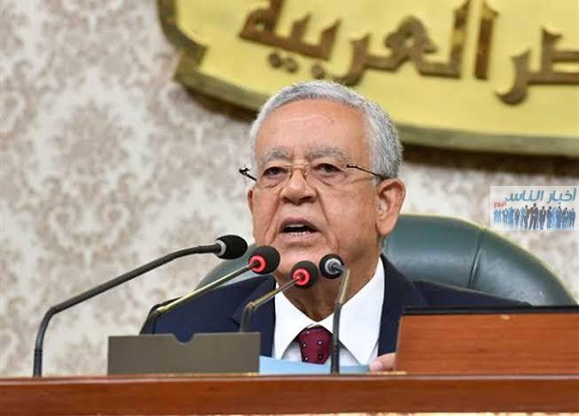 حنفي جبالي يُداعب النواب: نحتاج إلى آلية ميكانيكية تجعل النائب غير قادر على الوقوف. حنفي جبالي يُداعب النواب: نحتاج إلى آلية ميكانيكية تجعل النائب غير قادر على الوقوف.