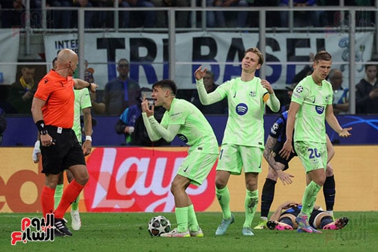 لاعبى برشلونة مع حكم المباراة
