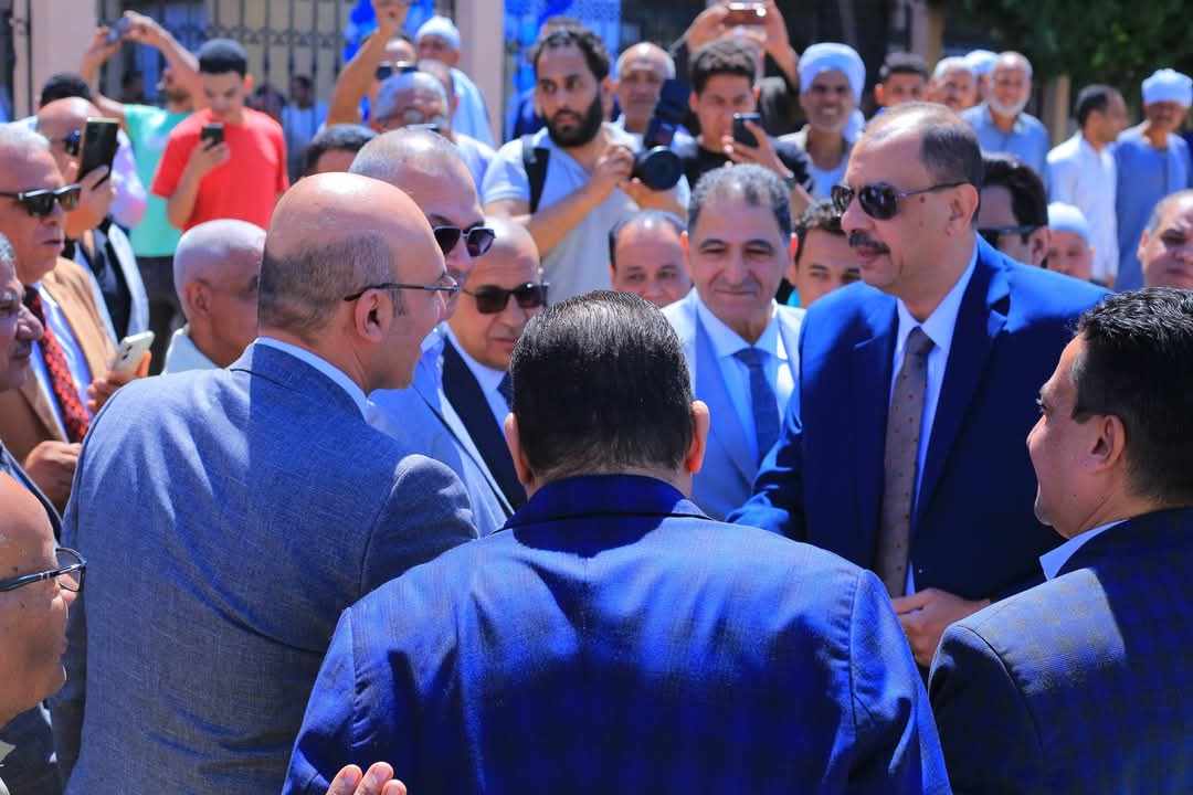 محافظ سوهاج يصل إلى المستشفى
