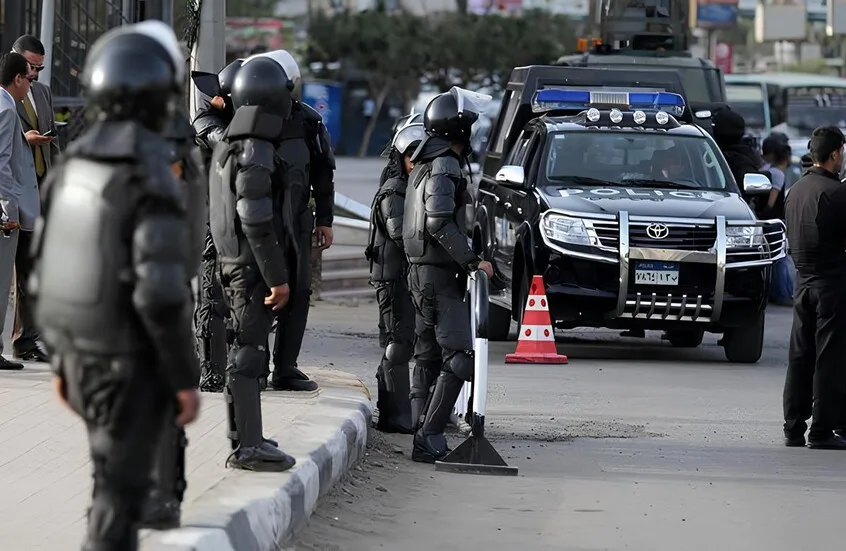 إلقاء القبض على 7 نساء بتهمة الاعتداء الجسدي على محامٍ في المحلة إلقاء القبض على 7 نساء بتهمة الاعتداء الجسدي على محامٍ في المحلة