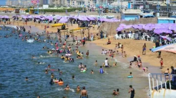 درجات حرارة تصل إلى 32.. إقبال معتدل من السياح على شواطئ الإسكندرية