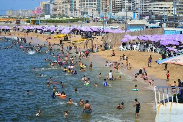 درجات حرارة تصل إلى 32.. إقبال معتدل من السياح على شواطئ الإسكندرية درجات حرارة تصل إلى 32.. إقبال معتدل من السياح على شواطئ الإسكندرية