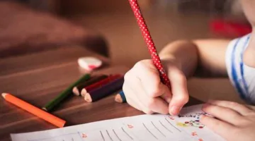 بهدوء وذكاء: 9 خطوات فعّالة لمساندة أبنائك خلال فترة الامتحانات دون توتر أو ضغط