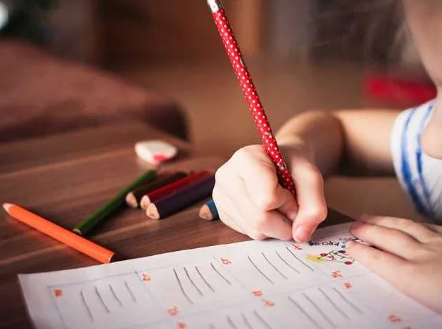 بهدوء وذكاء: 9 خطوات فعّالة لمساندة أبنائك خلال فترة الامتحانات دون توتر أو ضغط بهدوء وذكاء: 9 خطوات فعّالة لمساندة أبنائك خلال فترة الامتحانات دون توتر أو ضغط