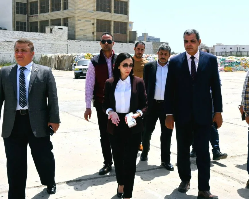 لضمان جودة التخزين ومنع الهدر.. محافظ البحيرة تتفقد شون تجميع الأقماح بدمنهور