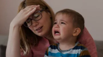7 أساليب للتحكم في نوبات غضب طفلك.. وأهمها العناق