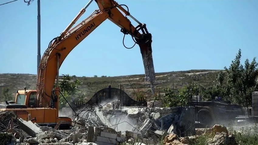 الجيش الإسرائيلي يقوم بتدمير منزل فلسطيني في جنوب الضفة بحجة البناء غير المرخص.