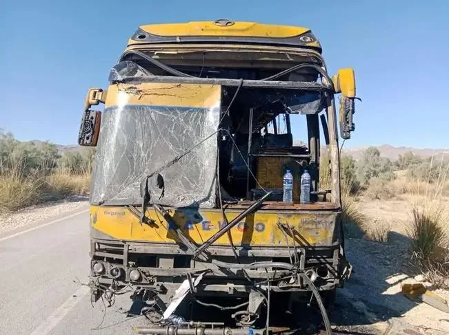 مقتل 4 أطفال وإصابة 38 آخرين جراء انفجار سيارة مفخخة يقودها انتحاري استهدفت حافلة مدرسية في جنوب غرب باكستان مقتل 4 أطفال وإصابة 38 آخرين جراء انفجار سيارة مفخخة يقودها انتحاري استهدفت حافلة مدرسية في جنوب غرب باكستان