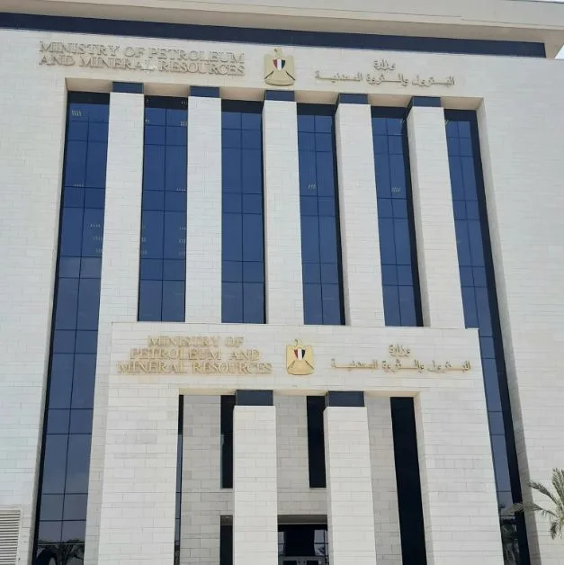 وزارة البترول تُحول شكاوى أسعار السلع إلى الجهات المعنية بالمراقبة. وزارة البترول تُحول شكاوى أسعار السلع إلى الجهات المعنية بالمراقبة.