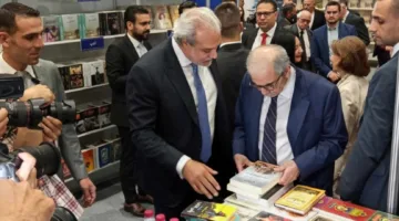 رئيس الوزراء اللبناني يزور جناح دار الشروق في معرض بيروت للكتاب ويتواصل هاتفياً مع إبراهيم المعلم.