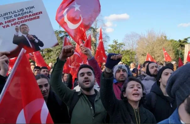 تركيا: اعتقال العشرات من المسؤولين المعارضين من قبل الشرطة تركيا: اعتقال العشرات من المسؤولين المعارضين من قبل الشرطة