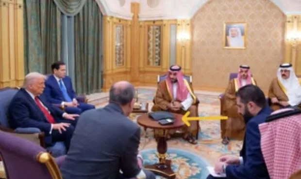 جهاز غريب في اجتماع ترامب والشرع وبن سلمان يثير الجدل