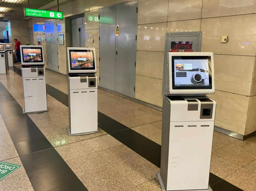 لتحسين تجربة المسافرين… مطار القاهرة يضيف 25 جهازًا لإنهاء إجراءات السفر ذاتيًا لتخفيف الازدحام. لتحسين تجربة المسافرين… مطار القاهرة يضيف 25 جهازًا لإنهاء إجراءات السفر ذاتيًا لتخفيف الازدحام.