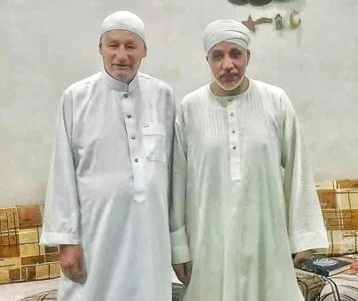 سائح ألماني يشهر إسلامه في أحد الساحات الدينية بالأقصر