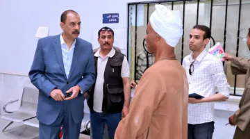 محافظ سوهاج يقرر إحالة مدير مركز طب الأسرة بأولاد حمزة و11 موظفًا للتحقيق بسبب تغيبهم عن العمل.