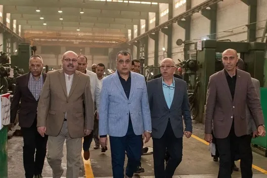 وزير الإنتاج يتفقد مراحل التصنيع في مصنع 99 الحربي ويشدد على أهمية إقامة شراكات ناجحة لتعزيز الصناعة الوطنية. وزير الإنتاج يتفقد مراحل التصنيع في مصنع 99 الحربي ويشدد على أهمية إقامة شراكات ناجحة لتعزيز الصناعة الوطنية.
