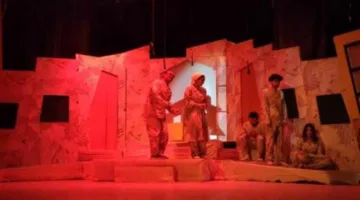 عرض مسرحي بعنوان «شخصيات تتحدى نهايات المؤلف» من تقديم فرقة فارسكور في المركز الثقافي بكفر الشيخ.