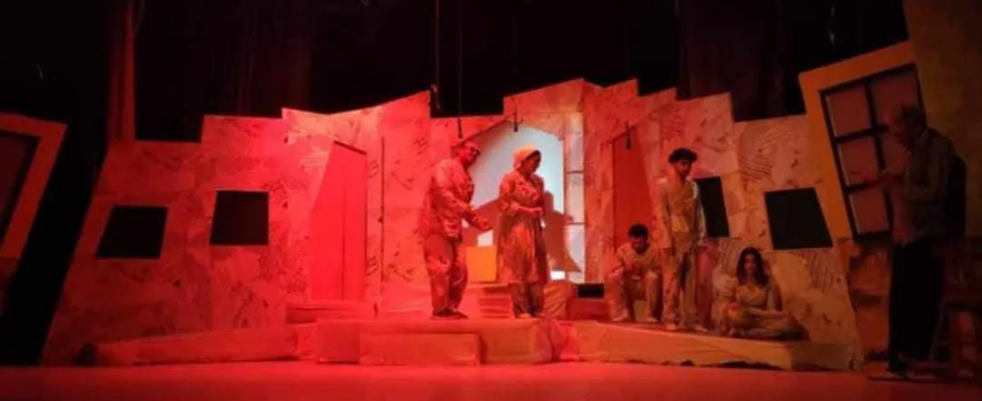 عرض مسرحي بعنوان «شخصيات تتحدى نهايات المؤلف» من تقديم فرقة فارسكور في المركز الثقافي بكفر الشيخ. عرض مسرحي بعنوان «شخصيات تتحدى نهايات المؤلف» من تقديم فرقة فارسكور في المركز الثقافي بكفر الشيخ.