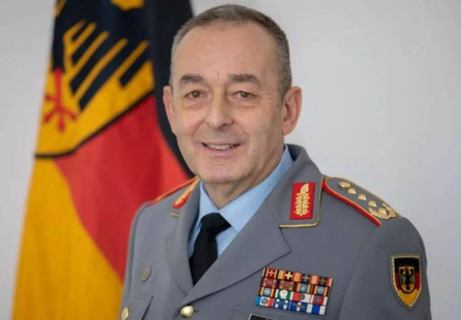 رئيس الأركان الألماني يؤيد زيادة الميزانية الدفاعية المقررة. رئيس الأركان الألماني يؤيد زيادة الميزانية الدفاعية المقررة.