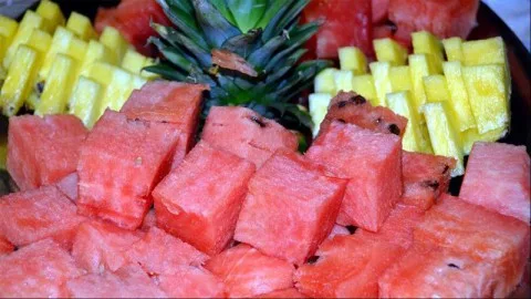 8 أطعمة صيفية أساسية لدعم صحة الأمعاء وتعزيز عملية الهضم