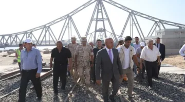 وزير النقل يقوم بجولة تفقدية لمتابعة مسار ومحطات السكك الحديدية في بئر العبد والعريش