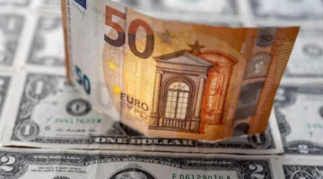 على الصعيد العالمي: انخفاض الدولار وارتفاع اليورو عقب تراجع ترامب عن فرض الرسوم الجمركية على أوروبا