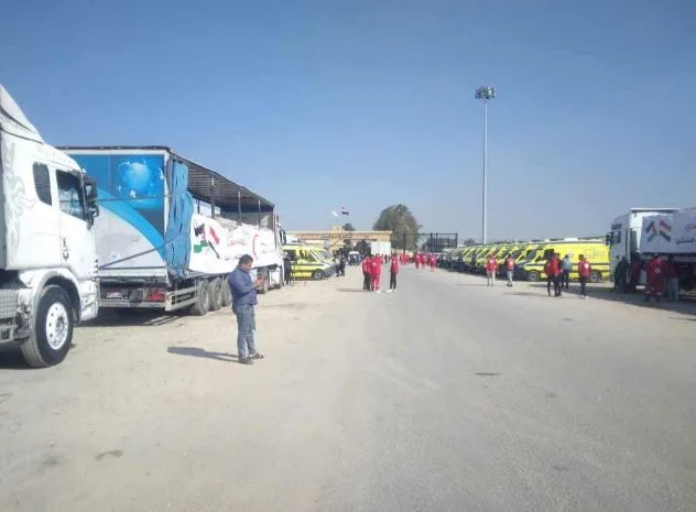 إسرائيل تعلن عن دخول أول شاحنات مساعدات إلى غزة بعد نحو ثلاثة أشهر إسرائيل تعلن عن دخول أول شاحنات مساعدات إلى غزة بعد نحو ثلاثة أشهر