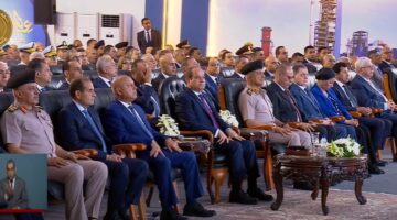 احتفالية عيد العمال.. الرئيس السيسي يتسلم درع الاتحاد العام لنقابات عمال مصر