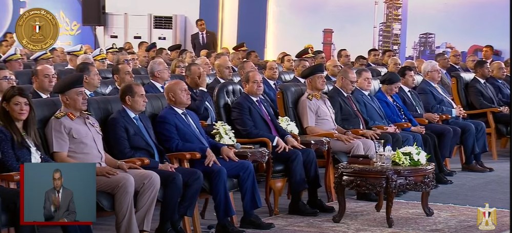 احتفالية عيد العمال.. الرئيس السيسي يتسلم درع الاتحاد العام لنقابات عمال مصر احتفالية عيد العمال.. الرئيس السيسي يتسلم درع الاتحاد العام لنقابات عمال مصر