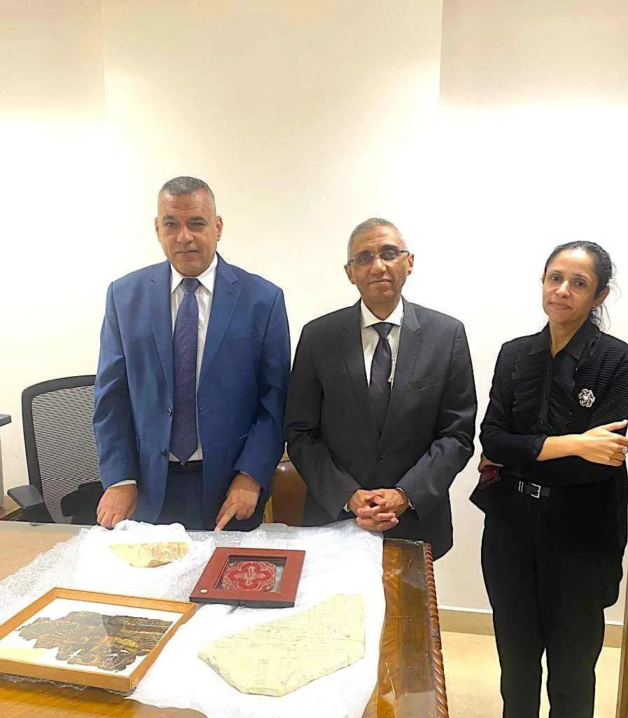 مصر تعيد 20 قطعة أثرية من أستراليا وتودعها في المتحف المصري بالتحرير مصر تعيد 20 قطعة أثرية من أستراليا وتودعها في المتحف المصري بالتحرير