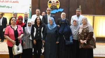محافظ الفيوم يقدّم التكريم للأمهات المتميزات