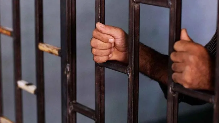 النيابة العامة تقرر سجن متهم أعاد نشر فيديو يهدد الأمن العام النيابة العامة تقرر سجن متهم أعاد نشر فيديو يهدد الأمن العام