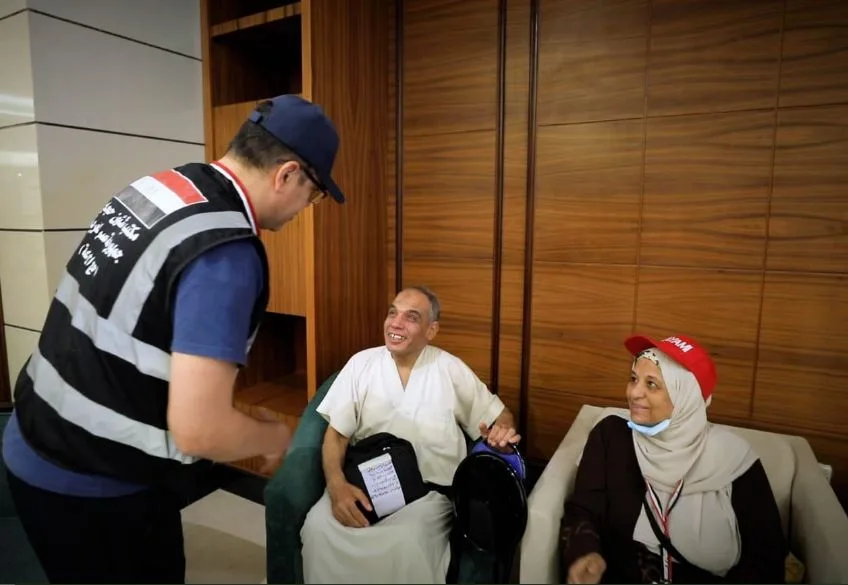 رئيس بعثة الحج يضمن وجود أعضاء الفريق في فنادق الإقامة على مدار الساعة لمتابعة أوضاع حجاج القرعة. رئيس بعثة الحج يضمن وجود أعضاء الفريق في فنادق الإقامة على مدار الساعة لمتابعة أوضاع حجاج القرعة.