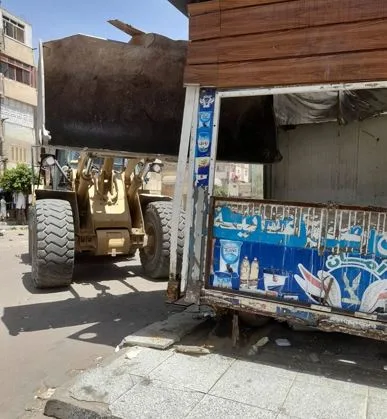 حملة لإزالة الأكشاك غير القانونية في حي الزاوية الحمراء حملة لإزالة الأكشاك غير القانونية في حي الزاوية الحمراء